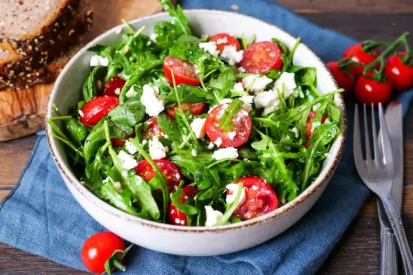 Frischer Rucola Salat mit Kirschtomaten und Feta. Ein leichter Genuss, perfekt zu Brot.