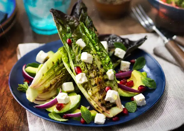 Gegrillter Romanasalat mit Avocado, Feta und Granatapfelkernen – ein köstliches Romanasalat Rezept.