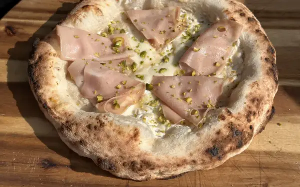 Neapolitanische Pizza selber machen: Ein Genuss mit Mortadella, Pistazien und cremiger Käseschicht.